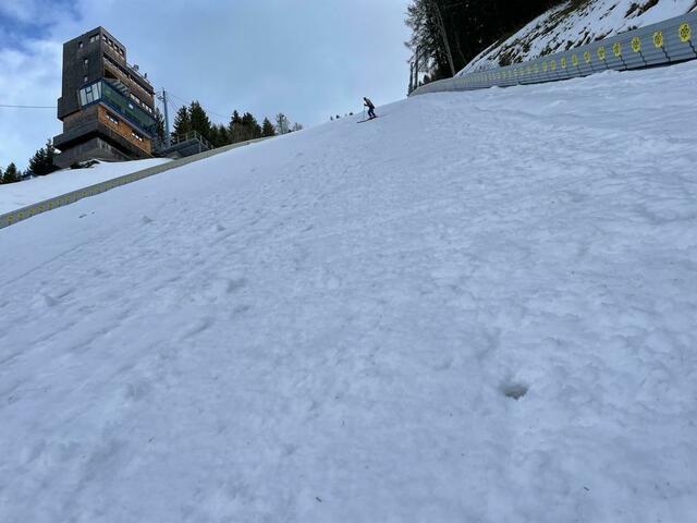 So steil geht's hinunter. Dazu kommt noch, dass der Auslauf diese Saison nie präpariert wurde. | Foto: Schneeberger