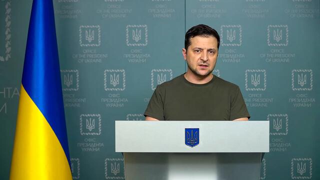 Ukrainischer Präsident Volodymyr Zelensky schickte am Sonntag aus Kiew, wo er sich aufhält, eine Botschaft in die Welt: Die Ukraine sei für Friedensgespräche bereit, aber er weist Belarus als Verhandlungsort entschieden zurück: "Warschau, Bratislava, Budapest, Istanbul, Baku. All diese Städte schlagen wir vor." | Foto: APA Picturedesk