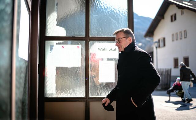 Landeshauptmann Günther Platter gab seine Stimme im Wahllokal in seiner Heimatgemeinde Zams ab. | Foto: Tiroler VP/Angerer