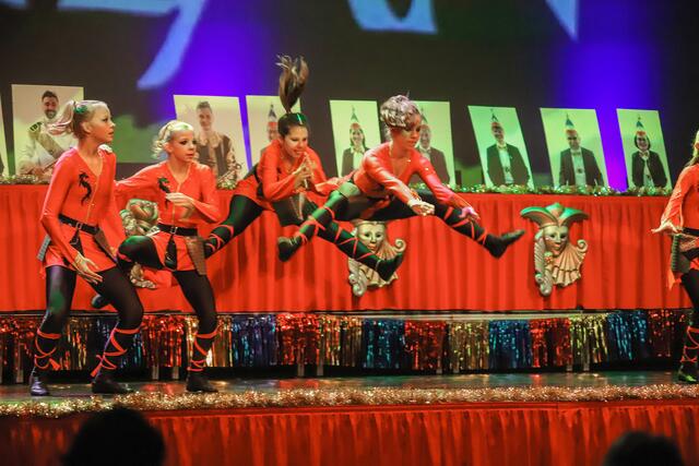 Die Girls der Formation "Timeless" begeistern als "Mulan" das Online-Publikum