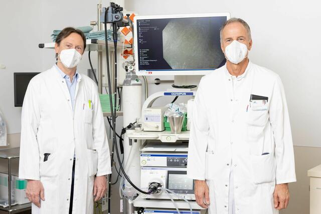 Ivo Graziadei und Walter Mark präsentieren die neuen Endoskopiegeräte. | Foto: tirol.kliniken