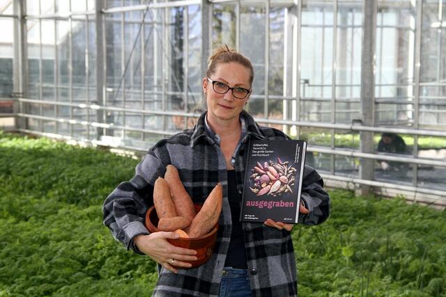 Claudia Steinschneider, stellvertretende Bereichsleiterin, Versuchstechnikerin und Referentin in der Versuchsstation für Spezialkulturen in Wies, mit dem Buch „Ausgegraben“, das sie mit ihrer Studienkollegin Ute Stückler-Sattler verfasst hat. | Foto: Josef Fürbass