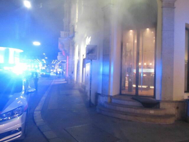 Starke Rauchentwicklung, Großeinsatz der Feuerwehr: In diesem Lokal in der Grazer Innenstadt war das Feuer ausgebrochen. | Foto: BF Graz
