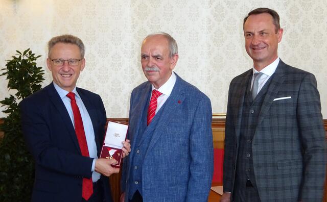 Landtagspräsident Ernst Woller (l.) mit Peter Paul Wiplinger bei der Überreichung des Goldenes Verdienstzeichen des Landes Wien. Haslachs Bürgermister Dominik Reisinger (r.)  | Foto: A.S.Nowak