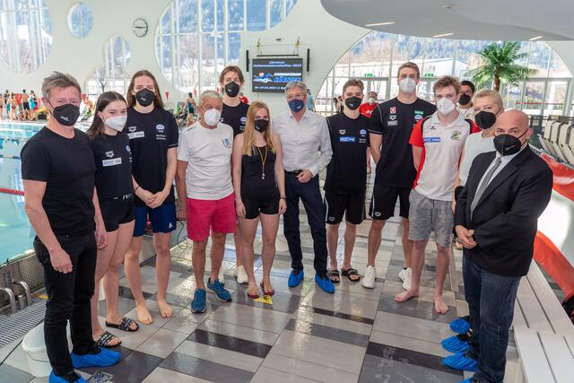 In der drautal perle: Arno Arthofer, Peter Lassnig, Landeshauptmann Peter Kaiser, Angelika Hinteregger und Marco Brandner mit erfolgreichen Sportlern | Foto:  LPD Kärnten/Steinacher