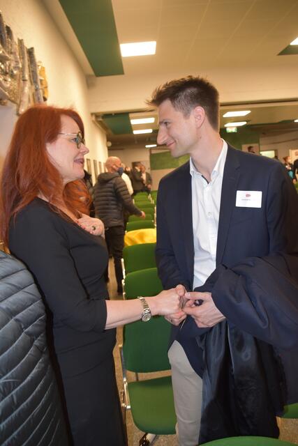 VBgm. Cornelia Hagele (WFT) gratuliert NEOS-Spitzenkandidat Johannes Augustin.
