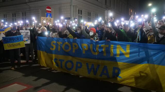 Als Zeichen der Solidarität gab es in Wien ein Lichtermeer. | Foto: Maximilian Spitzauer