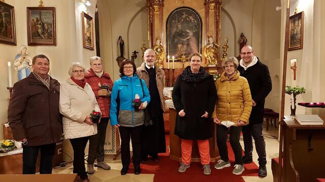 von links nach rechts: Adolf (80er) und Christa Foltas (75er), Anneliese Steinbauer (Lektorin), Maria Leidenfrost, (Pfarrgemeinderatskandidatin), Pater Albert, Bettina Schlegel (Pastoralassistentin), Hermine Amon (Mesnerin), OV GR Stefan Keusch (neuer Ortsvorsteher)  | Foto: Foto: privat