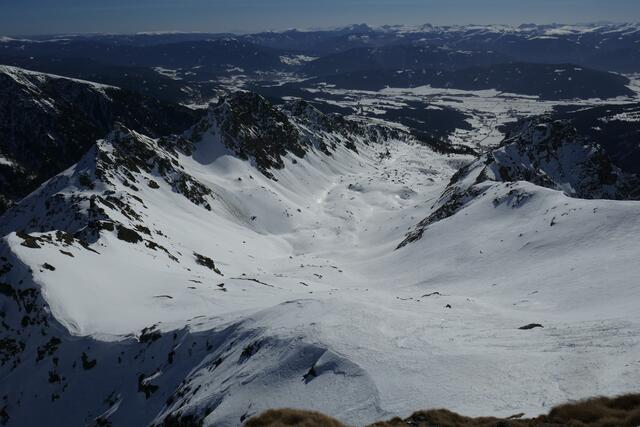 Was für ein Kar: Blick von der Zechnerkarspitze über das Granitzl in den Lungau.  | Foto: Thomas Neuhold