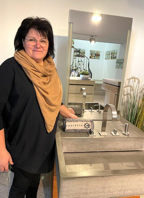 Gerlinde Ebner mit jenem Werkstück, das der Haslacher Tischlerei Ebner den ersten Designpreis eingebracht hat. | Foto: Christina Gärtner