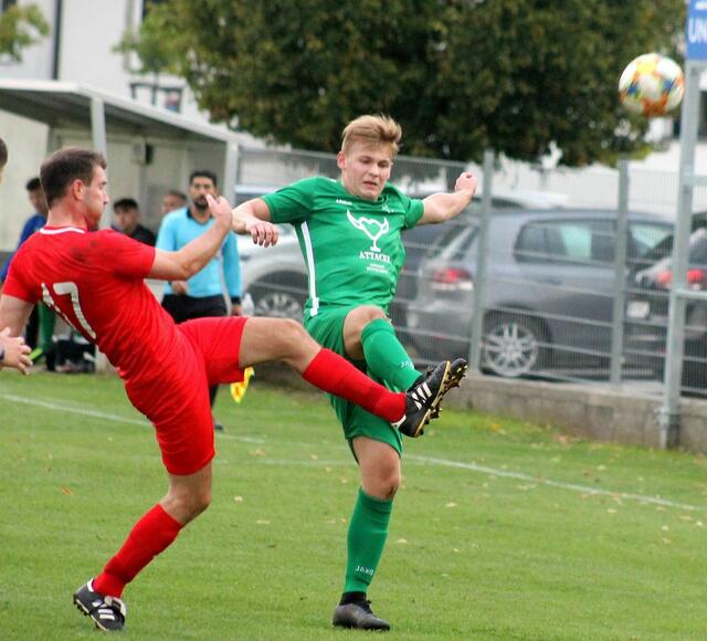 Neuer Plan, neues Personal beim 2. Liga-Schlusslicht SV Lackenbach. Der langjährige Kicker Michael Rois (l.) trat kürzer und wird dem Klub voraussichtlich nicht mehr zur Verfügung stehen. Dem SV Lackenbach steht  in der Frühjahrssaison ein harter Abstiegskampf bevor.  | Foto: Oliver Frank