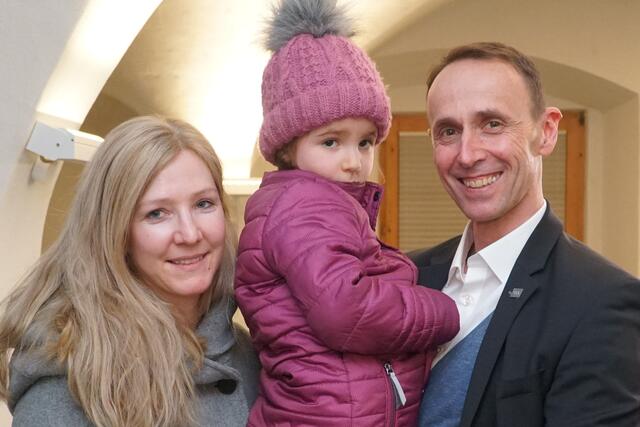 Nachdem er das Wahlergebnis kund gemacht hatte, steuerte Günter Salchner zu seiner Familie und bedankte sich für deren Verständis, dass er zuletzt wenig Zeit für sie hatte. | Foto: Reichel