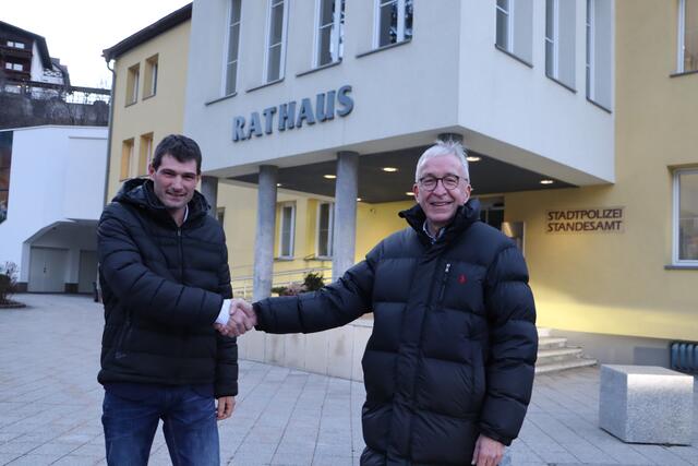 Shakehands nach der Wahl: Herausforderer Mathias Niederbacher (li.) und Stadtchef Herbert Mayer wollen künftig im Gemeinderat zusammenarbeiten.  | Foto: Carolin Siegele
