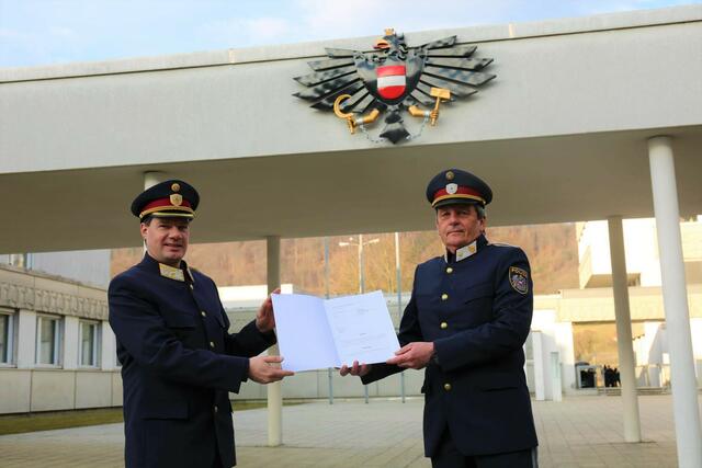 Landespolizeidirektor Gerald Ortner bei der Dekret-Verleihung. Er wünscht Martin Strein für die kommenden Aufgaben alles Gute. | Foto: LPD Stmk/Gruber