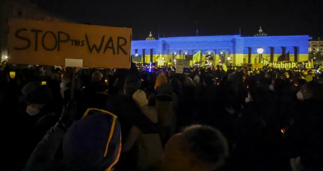 Solidarität: Lichtermeer und Landesflagge auf Heldentor in Wien. | Foto: BKA
