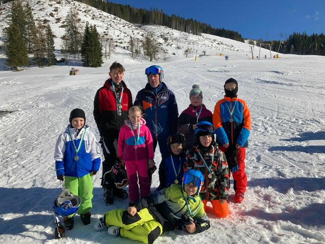 Kinder und Organisatoren zogen eine positive Bilanz: Der Skikurs auf der Kaiserau war ein voller Erfolg. | Foto: KK