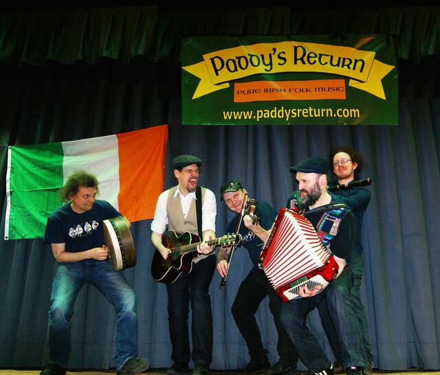 Mit irischen Klängen sorgt die Folkband "Paddy's Return" für Stimmung. Dazu gibt's  Riverdance der "Shamrock Dance Company Vienna".  | Foto: Verena Dreitler
