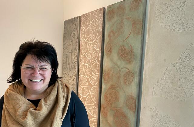 Gerlinde Ebner mit Betonelementen, die von einem Künstler gestaltet wurden. | Foto: Christina Gärtner