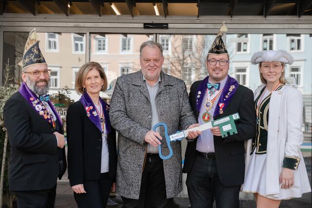 Feldkirchner Faschingsklub: Kassier-Stellvertreter Markus Ebner, Vizepräsidentin Corinna Fischer, Bürgermeister Martin Treffner, Präsident Peter Kowal und Gardemädchen Julia Hinker (von links)
 | Foto:  FFK/Maggie Pirker 