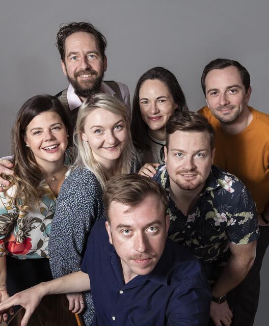Das Ensemble der Theatergruppe Bunt kariert spielt im Theater Maestro "Ein fast perfektes Geheimnis".  | Foto: Verena Mayrhofer