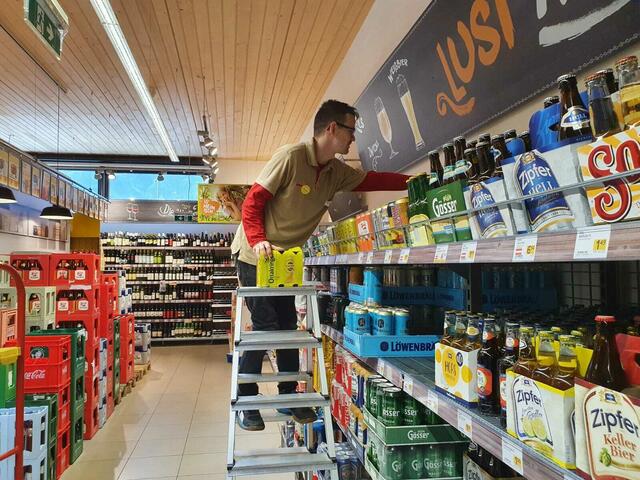 Der Schritt in die Arbeitswelt schien für Manuel (im Bild) eine unüberwindbare Barriere zu sein. In Begleitung seiner arbas Coachin absolvierte er eine Lehre im Einzelhandel. Seither hat sich für Manuel am Arbeitsmarkt vieles verändert. | Foto: arbas