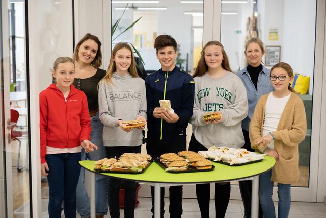 Lara Haider, Nina Traindt, Christina Supper, Cedric Gansterer, Alexandra Haiden, Birgit Steinacher und Nina Mayerhofer. | Foto: Foto: Mittelschule Kirchberg