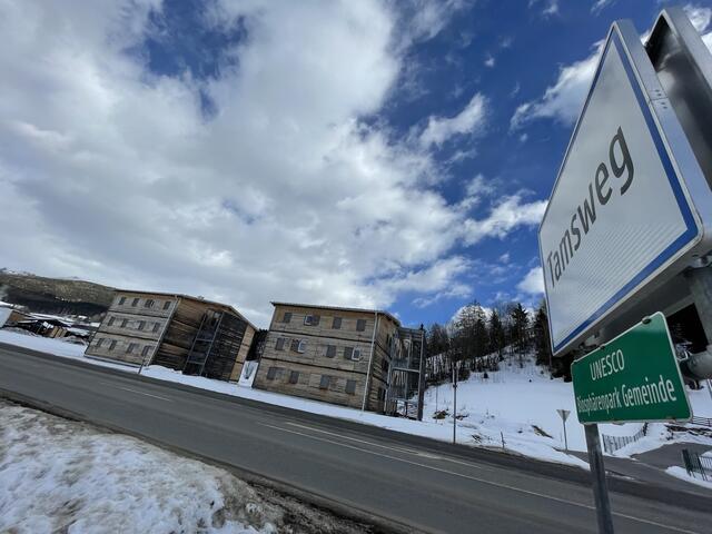 Um diese zwei bestehenden Objekte in der Wöltingerstraße in Tamsweg geht es. Sie sind derzeit als Teststation für Covid-19 und Quarantänequartier gewidmet, eine zusätzliche Widmung von zumindest einem der Häuser als Asylquartier steht zur Debatte. | Foto: Peter J. Wieland