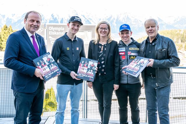 (von li.): Sportlandesrat LHStv Josef Geisler, Kletterass Jakob Schubert, Christine Hofer (Raiffeisen), Rodelolympionike Wolfgang Kindl, Sportbuch-Autor Fred Steinacher.  | Foto: © Gepa