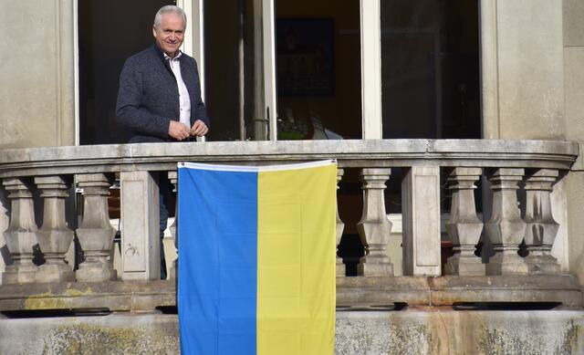 Leibnitz zeigt Solidarität: Bgm. Helmut Leitenberger rollte am Montagmorgen die Ukrainische Flagge am Balkon des Rathauses in Leibnitz aus. | Foto: Waltraud Fischer