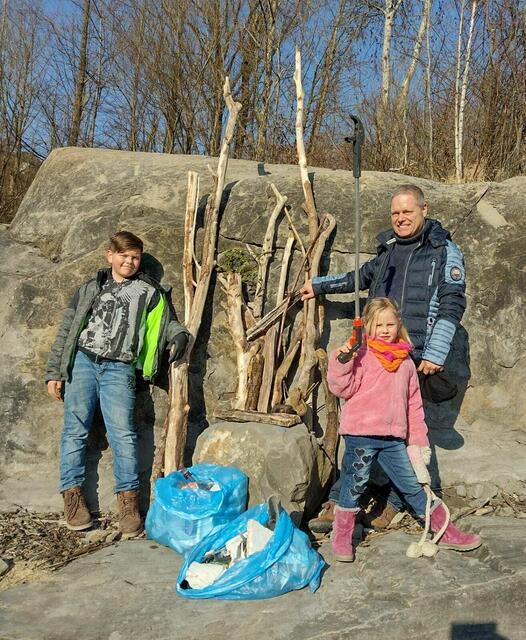 Maximilian und Viktoria Ehrmann mit Vater Stefan mit dem gesammelten Müll. | Foto: Ehrmann