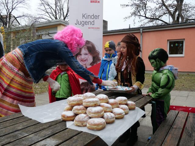 Auch heuer gibt es am Faschingsdienstag eine Ganztagesbetreuung und Krapfen für Kinder und Personal.  | Foto: © Stadt Innsbruck/Grünzweig