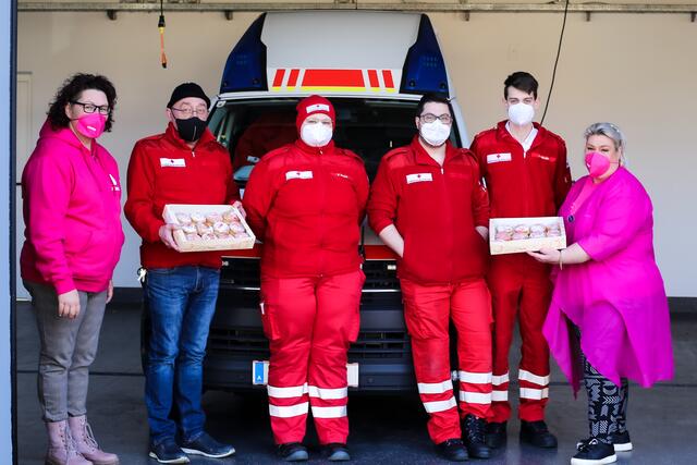 Helga Frohn (rechts) und Marion Mitterhuber von den Ennser Neos bedankten sich beim Roten Kreuz mit Krapfen.  | Foto: Neos OÖ