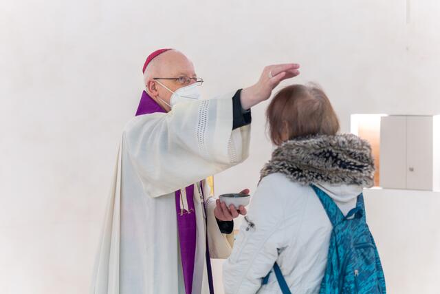 An vielen Plätzen Wiens kann man am 2. März das Aschenkreuz außerhalb der Gottesdienste erhalten. | Foto: Erzdiözese Wien/Stephan Schönlaub