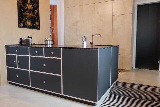 Funktional, formschön und individuell sind die Möbeln für innen und außen. Feinstes Handwerk aus Haslach an der Mühl. | Foto: Tischlerei Ebner/Concreto