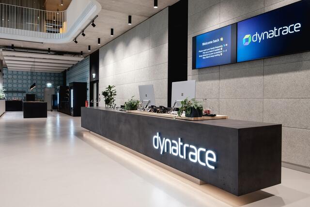 Auch Firmen vertrauen auf das fachliche Know-how und individuelle Design der Familie Ebener. Aus Beton oder Holz entstehen in Haslach an der Mühl in Handarbeit einzigartige Unikate.  | Foto: Tischlerei Ebner/Concreto