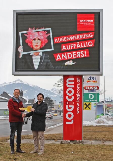 Thomas Holzer übergibt Andreas Lanner symbolisch den Schlüssel der Logicom GmbH und wünscht weiterhin gutes Gelingen. | Foto: LANMEDIA