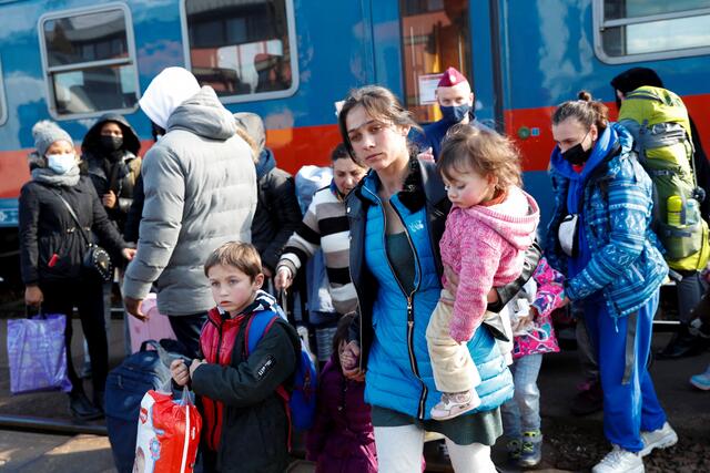 Im Bild: Flüchtlinge aus der Ukraine kommen in Ungarn an. Auch in Österreich kamen die ersten Flüchtlinge an, der Großteil wolle aber weiter ziehen, hieß es vom Innenministerium. | Foto:  BERNADETT SZABO / REUTERS / picturedesk.com