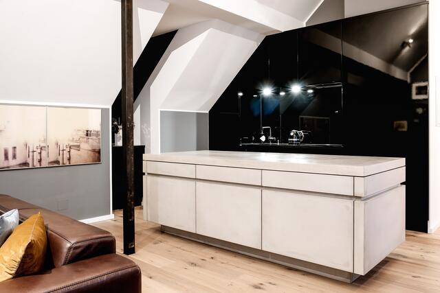 Maßgefertigte Möbeln aus Beton und Holz der Familie Ebner aus Haslach an der Mühl. | Foto: Tischlerei Ebner/Concreto