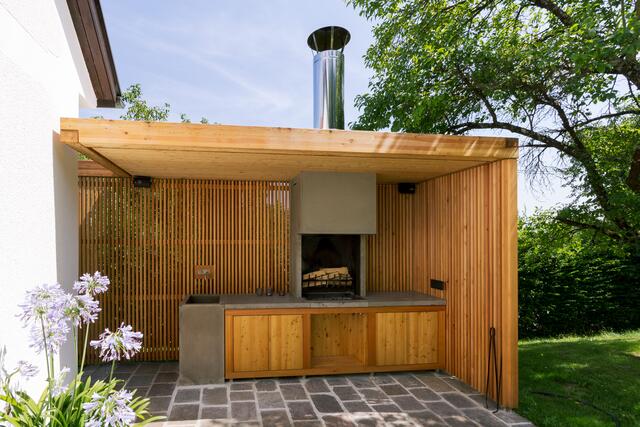 Mit Outdoor-Küchen wie dieser wird der eigene Garten zum Wohnraum. Holz und Beton in Form gebracht von der Familie Ebner in Haslach an der Mühl. | Foto: Tischlerei Ebner/Concreto