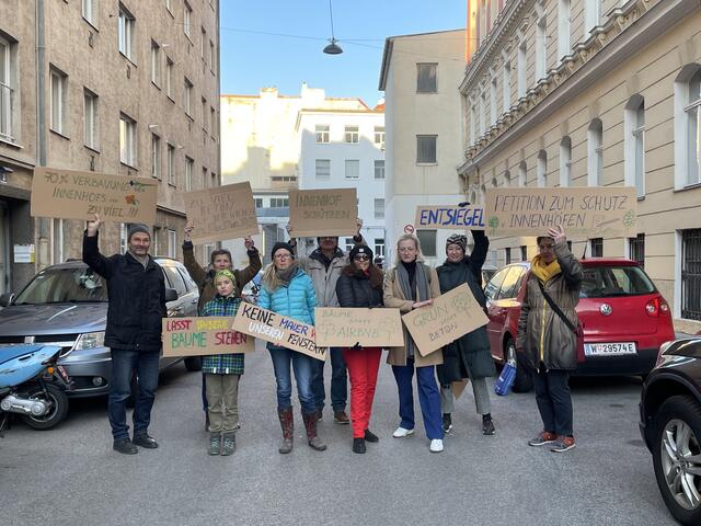 Die Initiatoren der Petition veranstalteten mit Grünen-Bezirksrätinnen Barbara Neuroth und Julia Tinhof einen Fototermin Anfang März.  | Foto: Salme Taha Ali Mohamed