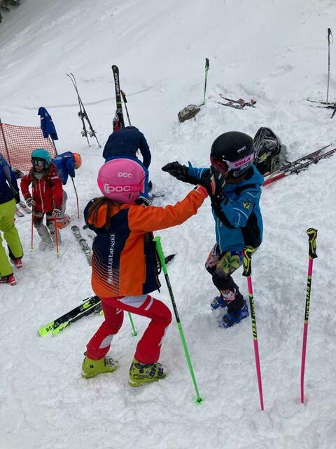 Die zwei Freundinnen Rosa Bauer und Nina Redl freuten sich über ihre Leistungen. | Foto: ASKÖ Dachstein West Bad Goisern