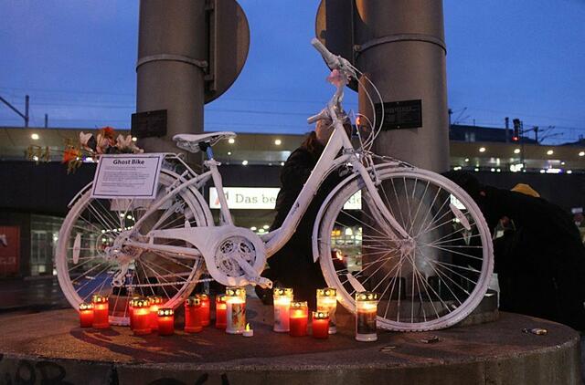 Das weiße "Ghost Bike" steht als Symbol für alle von Kraftfahrzeugen getöteten Radfahrer - weltweit. | Foto: Palman