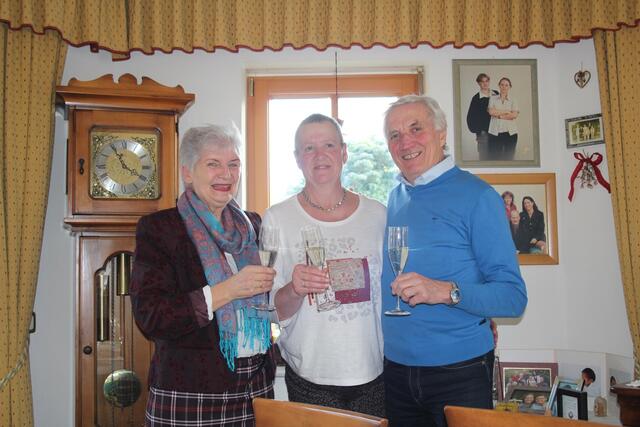 Ulrike Günther (Mitte) feierte mit ihren Lebensrettern Waltraud Mayr und Josef Mascherbauer den 20. "Geburtstag". | Foto: OÖRK, Bezirksstelle Perg