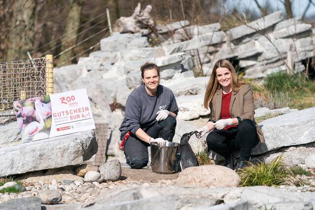 Julia Weyrer, Tierpflegerin im Revier Afrika im Zoo Salzburg (links) und Spar-Geschäftsführerin Patricia Sepetavc (rechts) freuen sich gemeinsam über die große Familienaktion bei Spar. | Foto: Spar