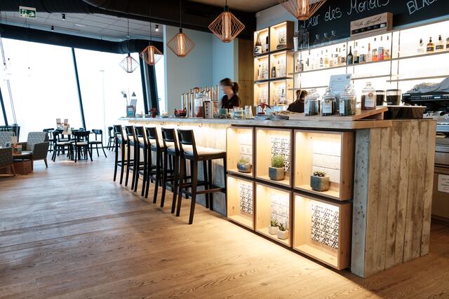 Die Kombination aus Holz und Beton wirkt immer. Individuelle Handwerkskunst der Familie Ebner aus Haslach an der Mühl.  | Foto: Tischlerei Ebner/Concreto