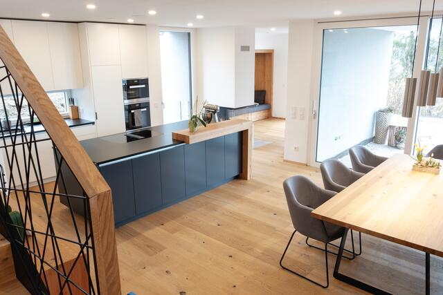 Die Farbe Schwarz, in Kombination mit dem Naturstoff Holz, ist heuer ein Einrichtungstrend für viele Wohnräume. | Foto: Tischlerei Ebner/Concreto