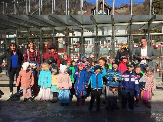 von links nach rechts: Zuständige Referentin Melanie Golob, Ausschussobfrau Anna Kohlmayer, Andrea Scherzer Mitarbeiterin des Kindergartens, Pädagogin Stephanie Unterwandling und Bürgermeister Michael Maier. | Foto: Stephanie Unterwandling