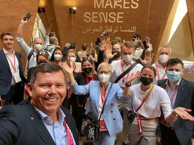 Wirtschaftsdelegierter Richard Bandera vom WKO-AußenwirtschaftsCenter Abu Dhabi (ganz vorne) bat zum Gruppen-Selfie im österreichischen Expo-Pavillion. | Foto: Richard Bandera