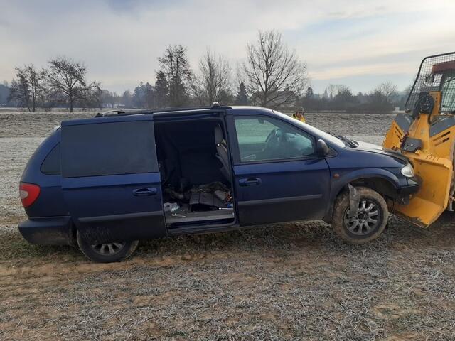 In diesem Auto war der mutmaßliche Schlepper mit zwölf Flüchtlingen unterwegs. Nach den Schüssen gelang ihm die vorläufige Flucht. | Foto: Militärkommando Burgenland