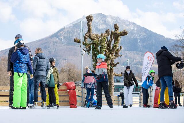 Rund 300 Besucher nutzen den "Ice Action Day", um verschiedene Eissportarten auszuprobieren. | Foto: Stadt Salzburg/camera suspicta 